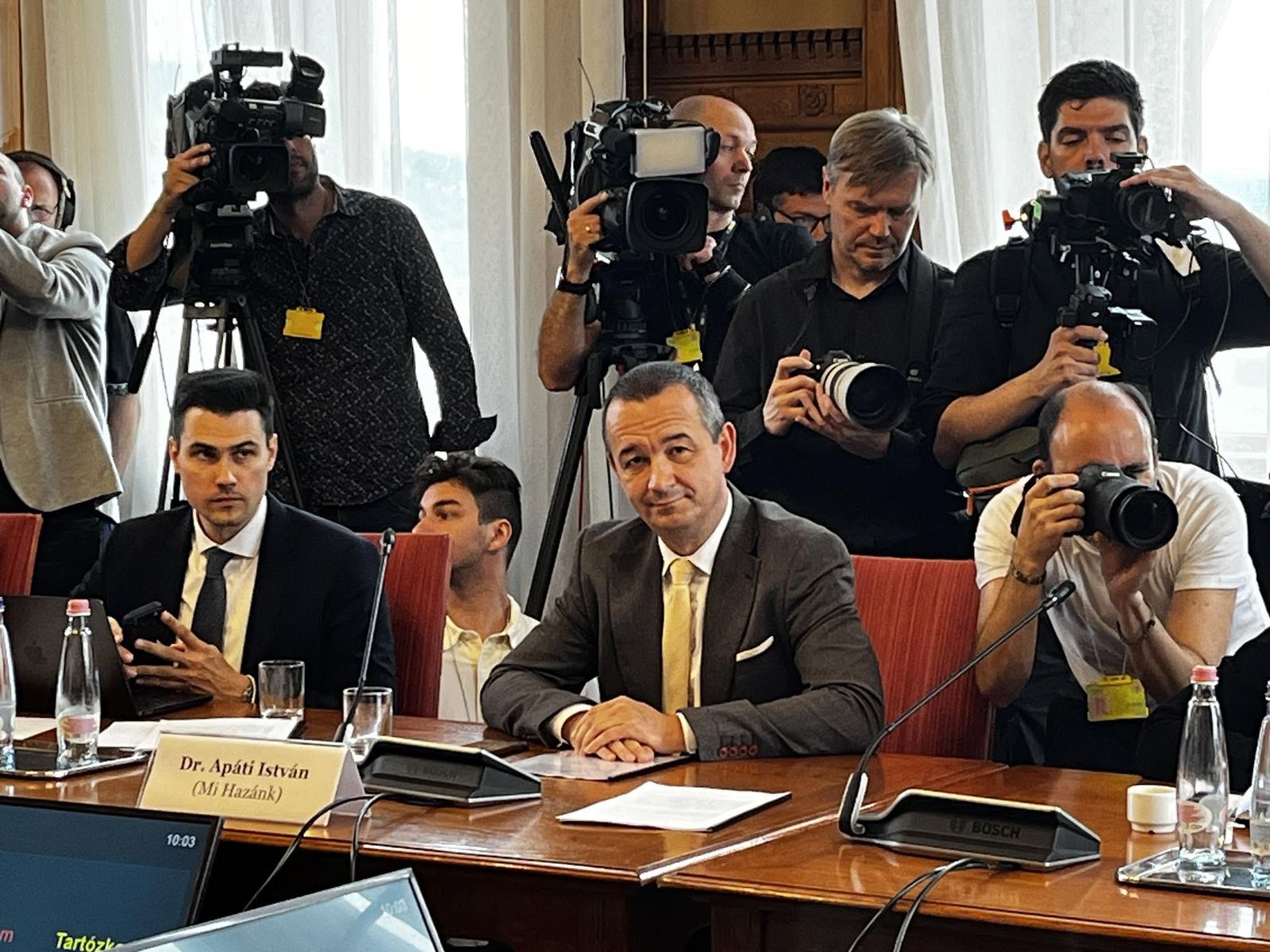Ankarából üzent Magyar Péter: Segítjük Ukrajnát, de fegyvert és katonát továbbra sem küldünk