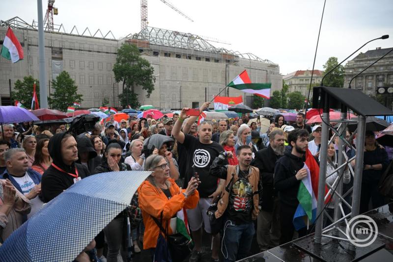 Pártpolitikamentes tüntetésen éltették Orbánt, majd felszólalt Toroczkai és Dopeman
