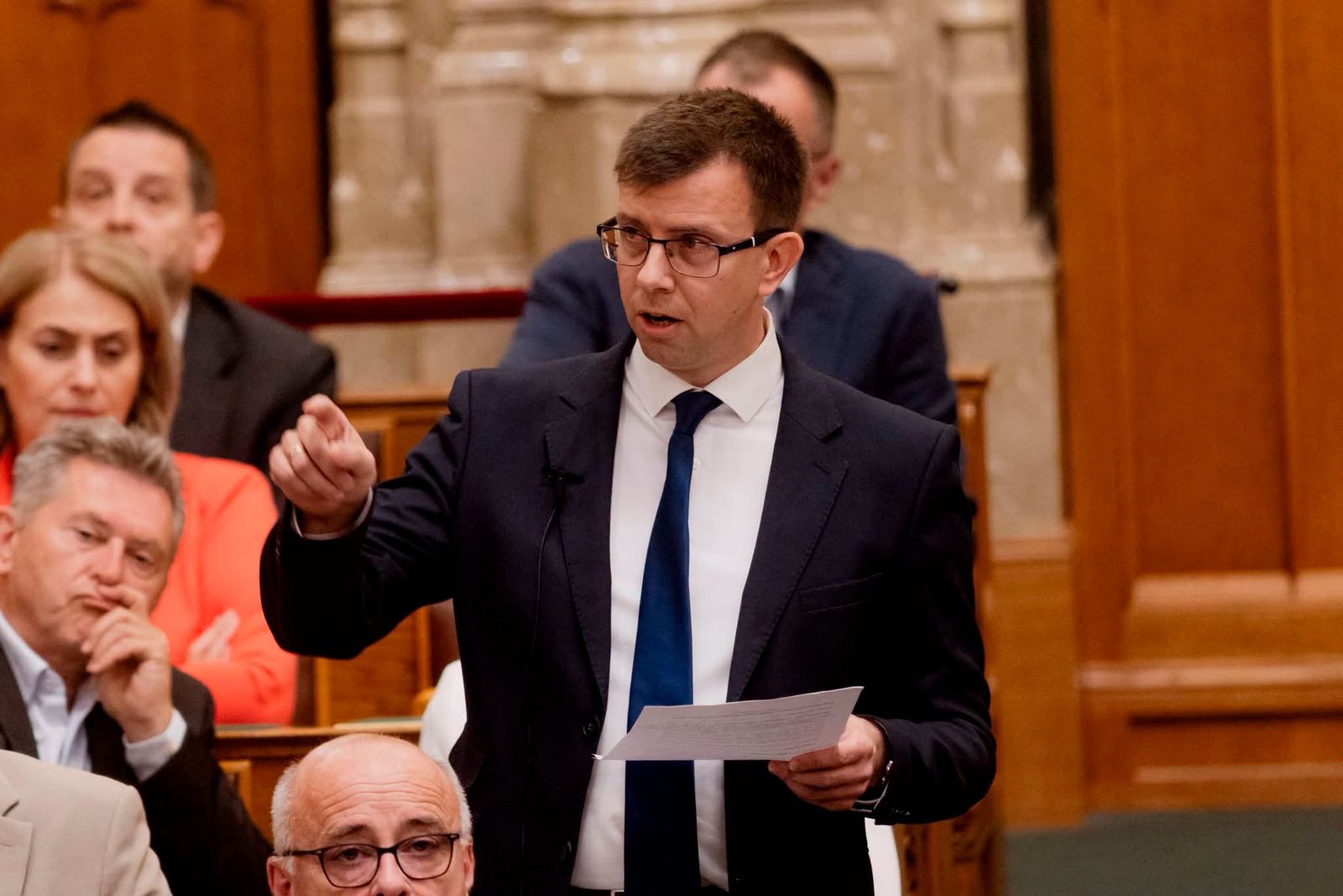 „Egészen gyalázatos, ami itt folyik” – Magyar Péter szerint a fideszes rendzavarás miatt szakadt félbe az Országgyűlés ülése