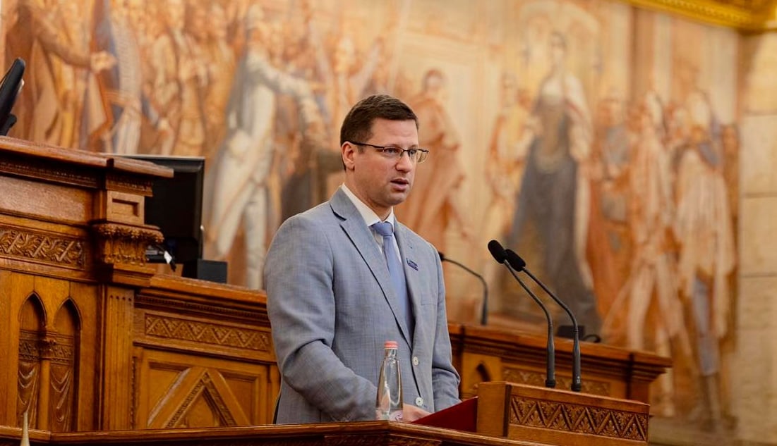 Gulyás Gergely szerint meghátrált a Tisza az Alaptörvény ügyében