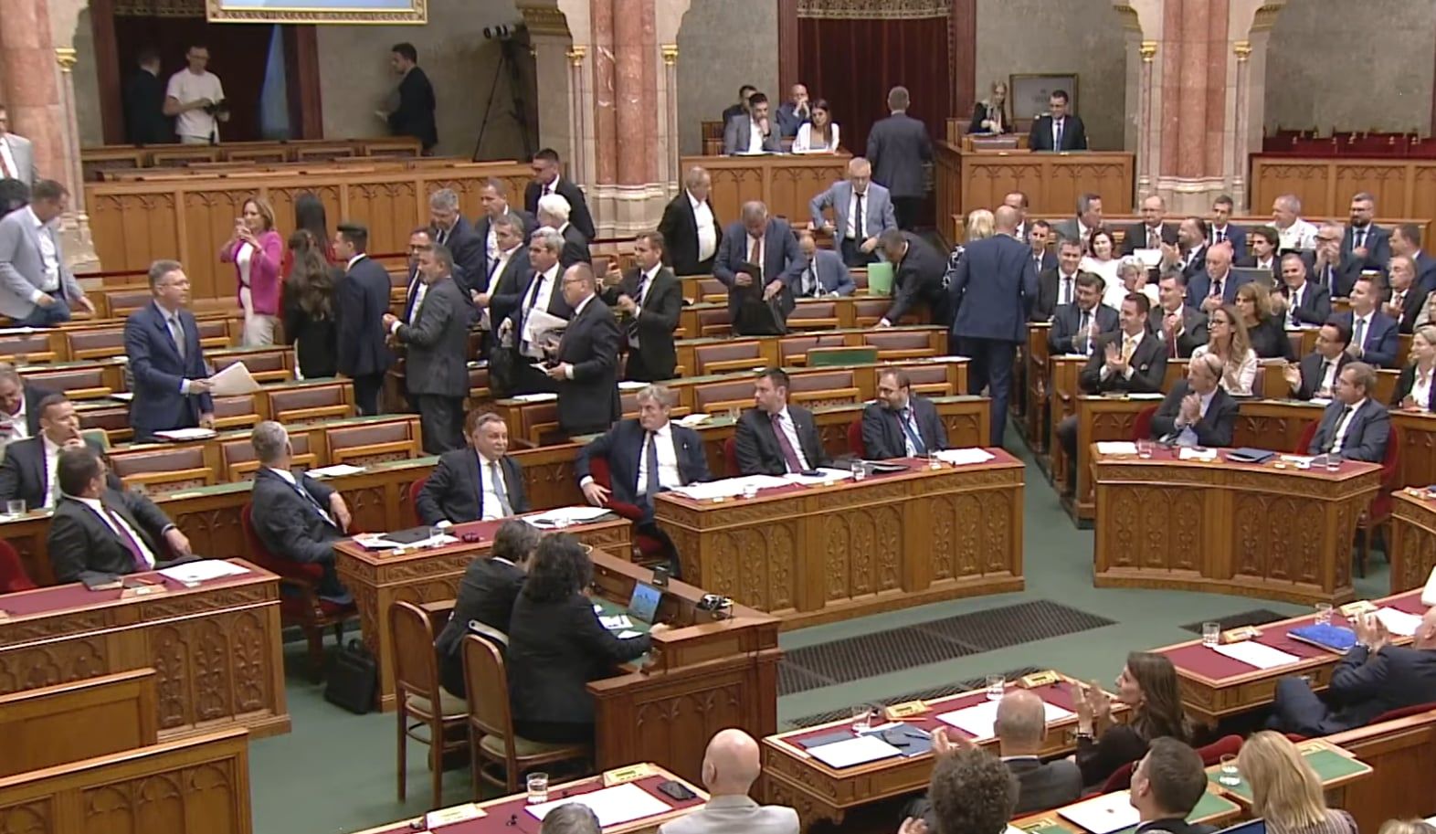 Feszültség a Parlamentben: a Fidesz és a KDNP rendkívüli házbizottsági ülést kezdeményez