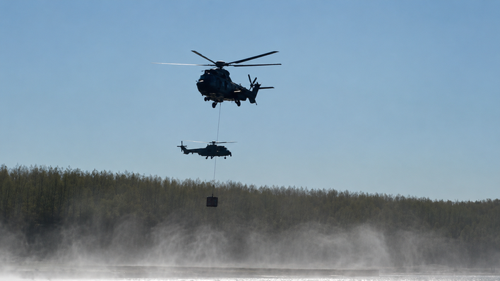 Magyar Péter: Ez nem légibemutató, hanem éles bevetés – honvédségi helikopterek emelik a betont a Dunába Paksnál