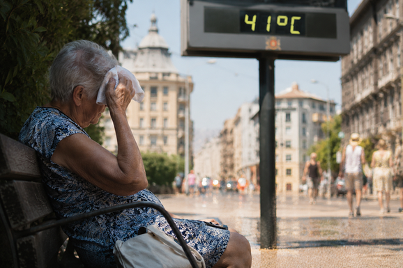 Magyar Péter élő adásban mászott fel az Uzsoki Utcai Kórház tetejére