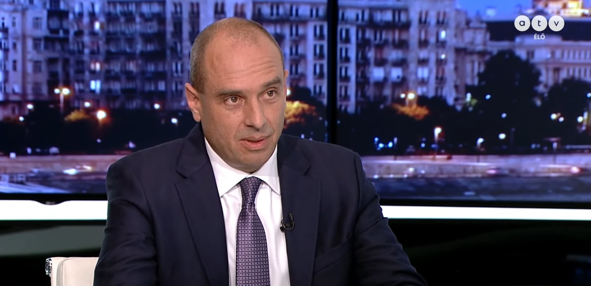 Milliós tankolások, külföldi szerződések, családi barát alkalmazása – ezért kerül bíróság elé az Integritás Hatóság vezetője