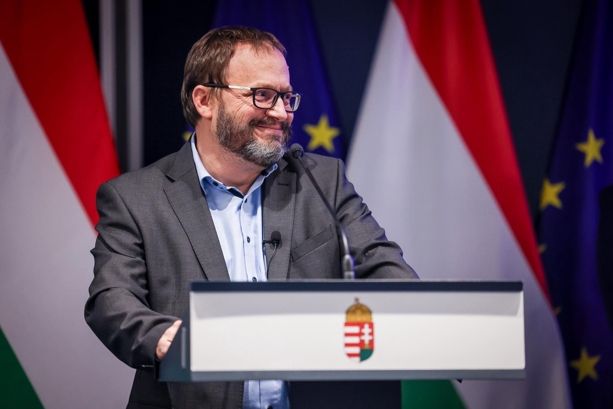 Pártpolitikamentes tüntetésen éltették Orbánt, majd felszólalt Toroczkai és Dopeman