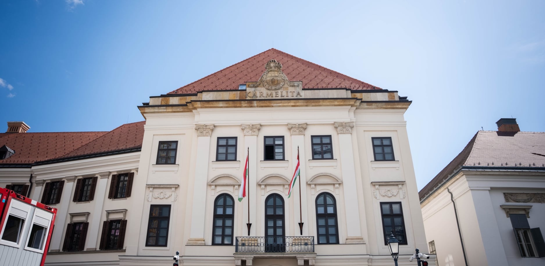 Combcsonttöréssel operálták a pécsi buszbaleset egyik sérültjét