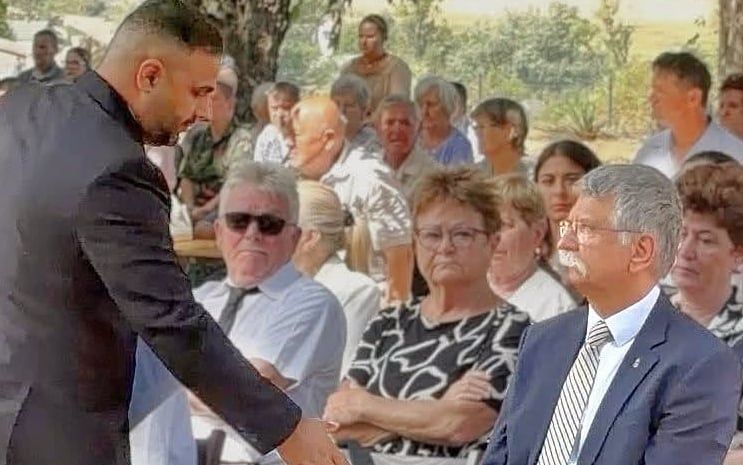 Kövér László nem fogott kezet Kőszegi Krisztiánnal, az Országgyűlés alelnökével a bátai megemlékezésen
