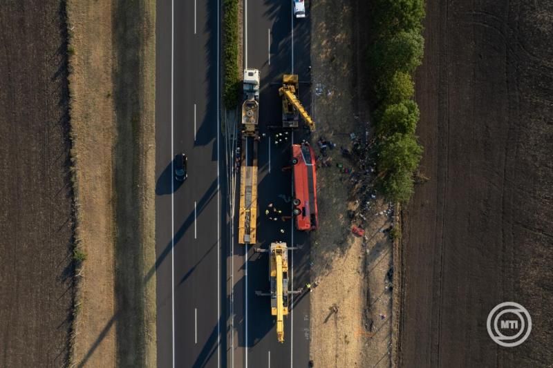 Intenzív osztályon kezelik az M3-as buszbaleset két életveszélyes sérültjét