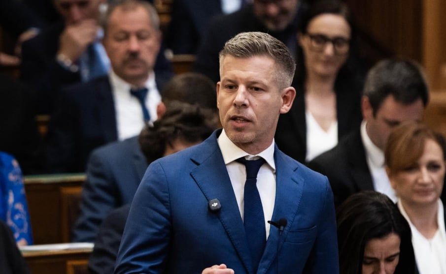 Magyar Péter felszólalásával kezdődik az Országgyűlés ülése, ma szavaznak az alaptörvény módosításáról