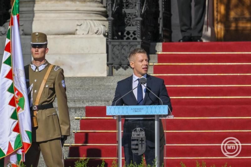 Magyar Péter a frissen avatott tiszteknek: A honvéd esküje nem egy kormánynak, hanem Magyarországnak szól
