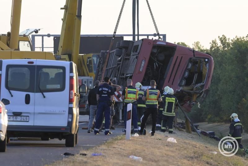 Magyar Péter: 12 ember életét vesztette az M3-as buszbalesetben