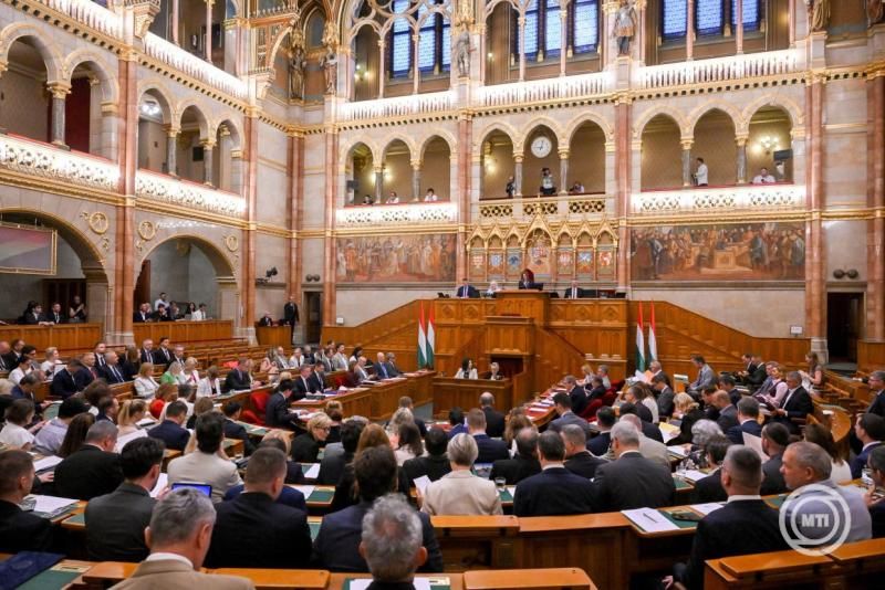 Kiderült, kik és milyen feltételekkel pályázhatnak az NVVH vezetői posztjaira