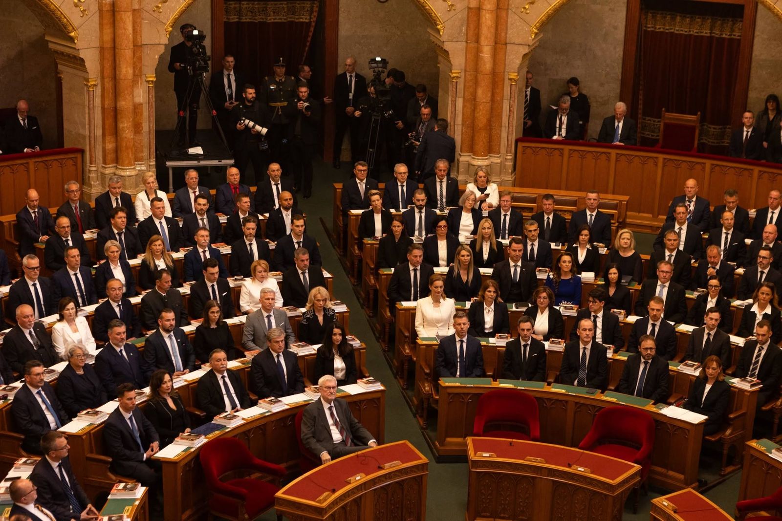 Nem hétfőn és kedden ülésezik a parlament, a héten megválaszthatják az NVVH vezetőit