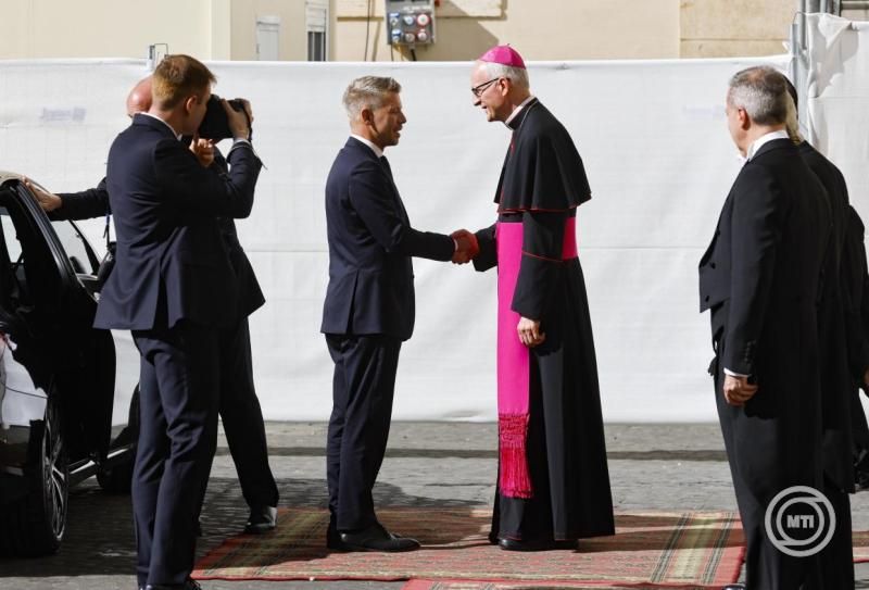 Magyar Péter miniszterelnök és kísérete megérkezett az apostoli palotába