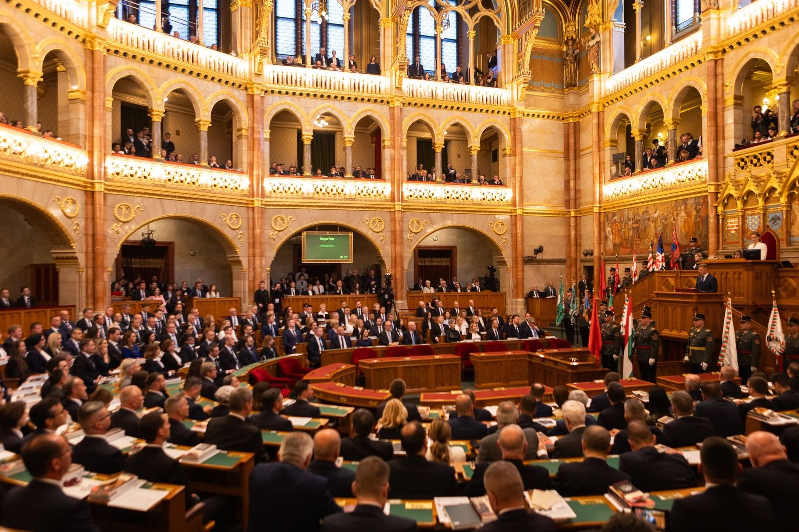 Sűrű hét jön a parlamentben: két új fideszes képviselő tesz esküt, kedden államfőt választ a parlament