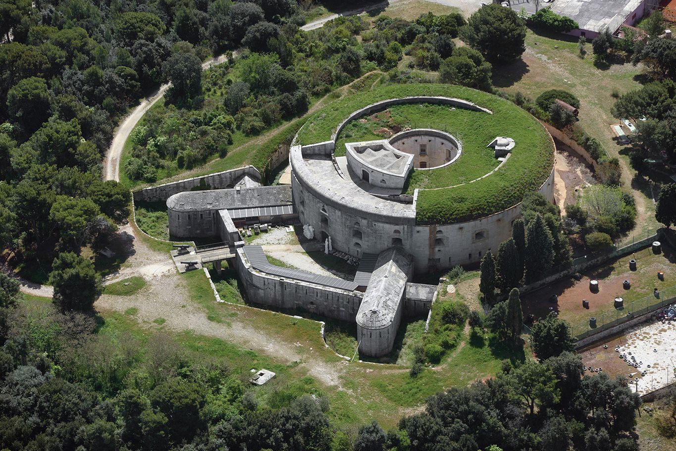 Beomlott egy katonai bunker, hat fiatal turista zuhant a mélybe Horvátországban