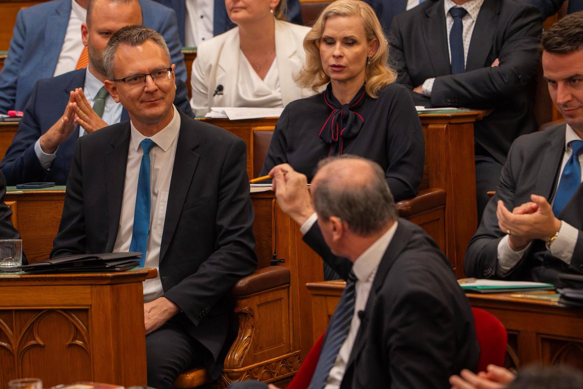Rétvári Bence: Magyar Péter magyarázatot épít arra az időre, amikor igent mond a migrációs paktumra