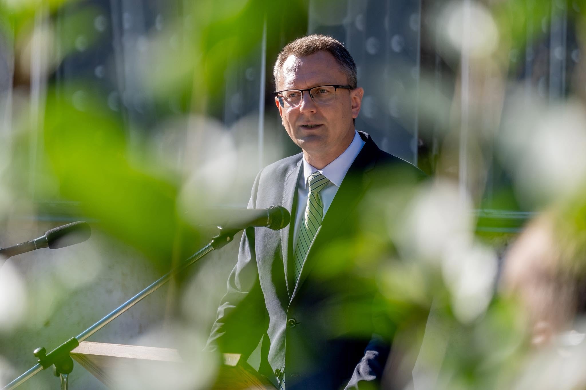 A Fidesz szerint Magyar Péter az alkotmányosságot támadja a Nemzeti Hitvallás eltávolításával