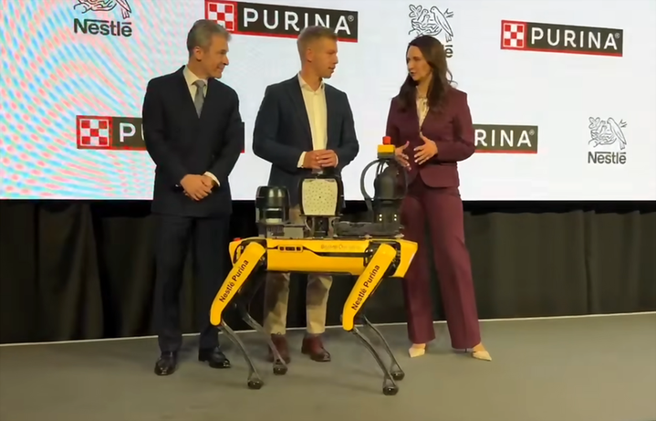  Blüki, a gyár adatgyűjtésre és elemzésre használt robotkutyája