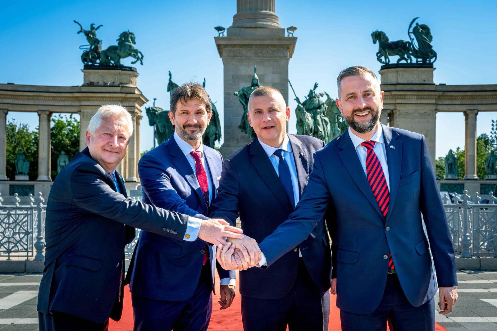 Magyar Péter élő adásban mászott fel az Uzsoki Utcai Kórház tetejére