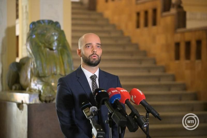 Elrendelték Seszták Miklós letartóztatását, Hankó Balázs és társa ügyében csütörtökön dönt a bíróság
