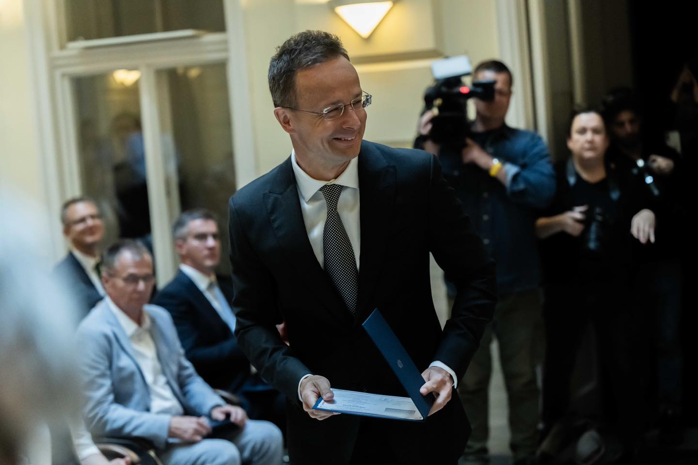 Szijjártó Péter minisztersége alatt majdnem 1500 diplomata-útlevelet adtak ki indokolatlanul