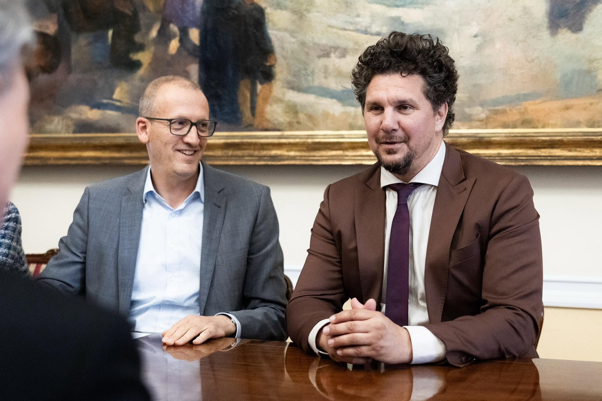 A Fidesz szerint Magyar Péter az alkotmányosságot támadja a Nemzeti Hitvallás eltávolításával